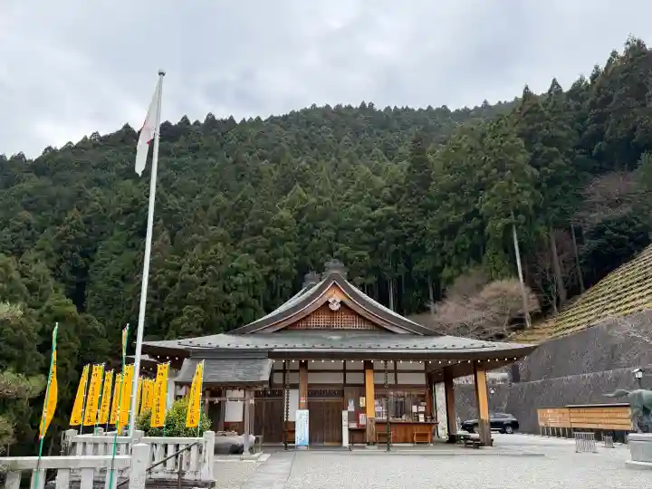 丹生川上神社(上社)の{uncategorized: "未分類", other: "その他", undefined: "問題あり", building: "その他建物", grave: "お墓", sacred_gate: "鳥居", guardian: "狛犬", statue: "像", buddha: "仏像", history: "歴史", nature: "自然", garden: "庭園", animal: "動物", pagoda: "塔", temizu: "手水舎", mountain_gate: "山門・神門", sanctuary: "本殿・本堂", subordinate: "末社・摂社", art: "芸術", scenery: "景色", jizo: "地蔵", ema: "絵馬", goshuin: "御朱印", omikuji: "おみくじ", items: "授与品その他", amulet: "お守り", goshuincho: "御朱印帳", eats: "食事", festival: "お祭り", votive_dance: "神楽", shichigosan: "七五三参", wedding: "結婚式", experience: "体験その他", initially: "初詣", around: "周辺", anti_infection: "感染症対策"}
