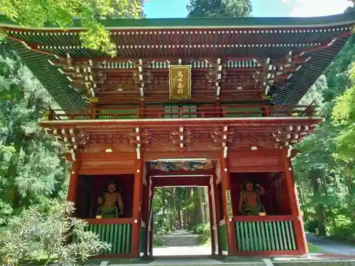 御岩神社の山門・神門