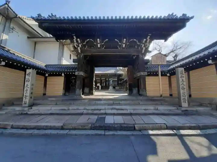 本願寺堺別院の{uncategorized: "未分類", other: "その他", undefined: "問題あり", building: "その他建物", grave: "お墓", sacred_gate: "鳥居", guardian: "狛犬", statue: "像", buddha: "仏像", history: "歴史", nature: "自然", garden: "庭園", animal: "動物", pagoda: "塔", temizu: "手水舎", mountain_gate: "山門・神門", sanctuary: "本殿・本堂", subordinate: "末社・摂社", art: "芸術", scenery: "景色", jizo: "地蔵", ema: "絵馬", goshuin: "御朱印", omikuji: "おみくじ", items: "授与品その他", amulet: "お守り", goshuincho: "御朱印帳", eats: "食事", festival: "お祭り", votive_dance: "神楽", shichigosan: "七五三参", wedding: "結婚式", experience: "体験その他", initially: "初詣", around: "周辺", anti_infection: "感染症対策"}