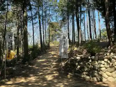 熊野神社（久保一色）の{uncategorized: "未分類", other: "その他", undefined: "問題あり", building: "その他建物", grave: "お墓", sacred_gate: "鳥居", guardian: "狛犬", statue: "像", buddha: "仏像", history: "歴史", nature: "自然", garden: "庭園", animal: "動物", pagoda: "塔", temizu: "手水舎", mountain_gate: "山門・神門", sanctuary: "本殿・本堂", subordinate: "末社・摂社", art: "芸術", scenery: "景色", jizo: "地蔵", ema: "絵馬", goshuin: "御朱印", omikuji: "おみくじ", items: "授与品その他", amulet: "お守り", goshuincho: "御朱印帳", eats: "食事", festival: "お祭り", votive_dance: "神楽", shichigosan: "七五三参", wedding: "結婚式", experience: "体験その他", initially: "初詣", around: "周辺", anti_infection: "感染症対策"}