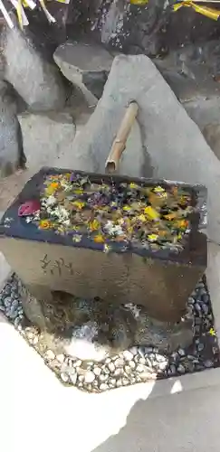 差出磯大嶽山神社 仕事と健康と厄よけの神さまの手水舎