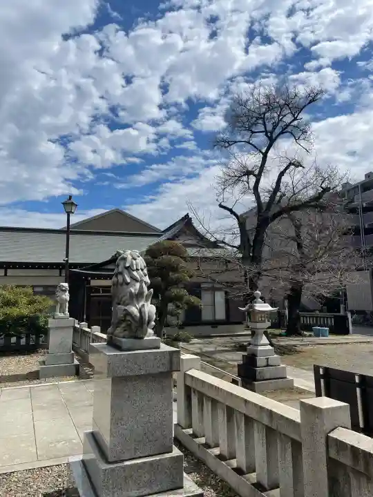 氷川神社の{uncategorized: "未分類", other: "その他", undefined: "問題あり", building: "その他建物", grave: "お墓", sacred_gate: "鳥居", guardian: "狛犬", statue: "像", buddha: "仏像", history: "歴史", nature: "自然", garden: "庭園", animal: "動物", pagoda: "塔", temizu: "手水舎", mountain_gate: "山門・神門", sanctuary: "本殿・本堂", subordinate: "末社・摂社", art: "芸術", scenery: "景色", jizo: "地蔵", ema: "絵馬", goshuin: "御朱印", omikuji: "おみくじ", items: "授与品その他", amulet: "お守り", goshuincho: "御朱印帳", eats: "食事", festival: "お祭り", votive_dance: "神楽", shichigosan: "七五三参", wedding: "結婚式", experience: "体験その他", initially: "初詣", around: "周辺", anti_infection: "感染症対策"}