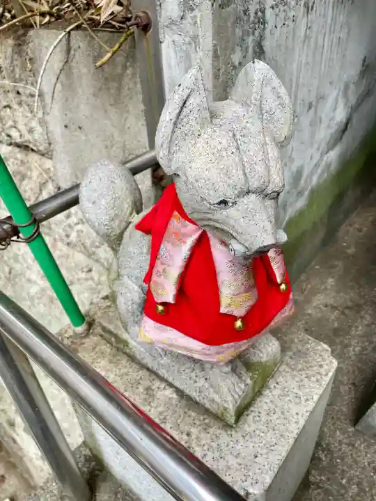 真島稲荷神社の{uncategorized: "未分類", other: "その他", undefined: "問題あり", building: "その他建物", grave: "お墓", sacred_gate: "鳥居", guardian: "狛犬", statue: "像", buddha: "仏像", history: "歴史", nature: "自然", garden: "庭園", animal: "動物", pagoda: "塔", temizu: "手水舎", mountain_gate: "山門・神門", sanctuary: "本殿・本堂", subordinate: "末社・摂社", art: "芸術", scenery: "景色", jizo: "地蔵", ema: "絵馬", goshuin: "御朱印", omikuji: "おみくじ", items: "授与品その他", amulet: "お守り", goshuincho: "御朱印帳", eats: "食事", festival: "お祭り", votive_dance: "神楽", shichigosan: "七五三参", wedding: "結婚式", experience: "体験その他", initially: "初詣", around: "周辺", anti_infection: "感染症対策"}