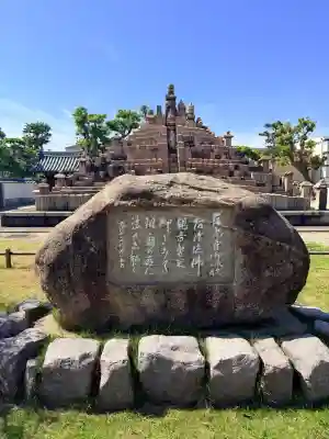 真光寺の{uncategorized: "未分類", other: "その他", undefined: "問題あり", building: "その他建物", grave: "お墓", sacred_gate: "鳥居", guardian: "狛犬", statue: "像", buddha: "仏像", history: "歴史", nature: "自然", garden: "庭園", animal: "動物", pagoda: "塔", temizu: "手水舎", mountain_gate: "山門・神門", sanctuary: "本殿・本堂", subordinate: "末社・摂社", art: "芸術", scenery: "景色", jizo: "地蔵", ema: "絵馬", goshuin: "御朱印", omikuji: "おみくじ", items: "授与品その他", amulet: "お守り", goshuincho: "御朱印帳", eats: "食事", festival: "お祭り", votive_dance: "神楽", shichigosan: "七五三参", wedding: "結婚式", experience: "体験その他", initially: "初詣", around: "周辺", anti_infection: "感染症対策"}