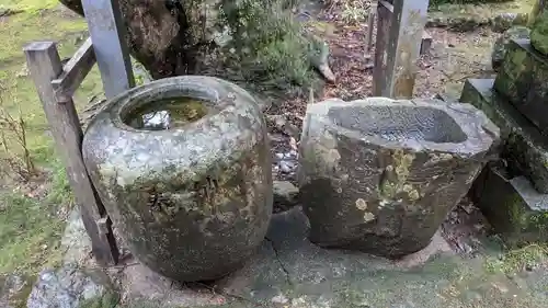 日吉神社（竹林寺境内摂社）の手水舎