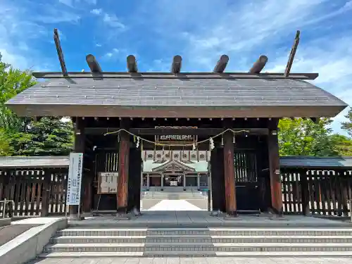 札幌護國神社の山門・神門