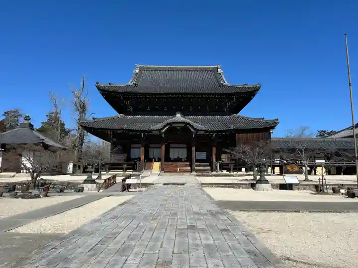 本山専修寺の{uncategorized: "未分類", other: "その他", undefined: "問題あり", building: "その他建物", grave: "お墓", sacred_gate: "鳥居", guardian: "狛犬", statue: "像", buddha: "仏像", history: "歴史", nature: "自然", garden: "庭園", animal: "動物", pagoda: "塔", temizu: "手水舎", mountain_gate: "山門・神門", sanctuary: "本殿・本堂", subordinate: "末社・摂社", art: "芸術", scenery: "景色", jizo: "地蔵", ema: "絵馬", goshuin: "御朱印", omikuji: "おみくじ", items: "授与品その他", amulet: "お守り", goshuincho: "御朱印帳", eats: "食事", festival: "お祭り", votive_dance: "神楽", shichigosan: "七五三参", wedding: "結婚式", experience: "体験その他", initially: "初詣", around: "周辺", anti_infection: "感染症対策"}