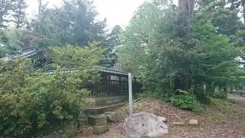 神明社の庭園