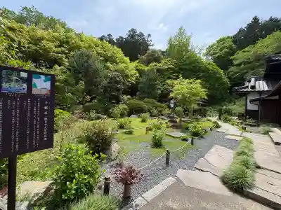 観音寺の{uncategorized: "未分類", other: "その他", undefined: "問題あり", building: "その他建物", grave: "お墓", sacred_gate: "鳥居", guardian: "狛犬", statue: "像", buddha: "仏像", history: "歴史", nature: "自然", garden: "庭園", animal: "動物", pagoda: "塔", temizu: "手水舎", mountain_gate: "山門・神門", sanctuary: "本殿・本堂", subordinate: "末社・摂社", art: "芸術", scenery: "景色", jizo: "地蔵", ema: "絵馬", goshuin: "御朱印", omikuji: "おみくじ", items: "授与品その他", amulet: "お守り", goshuincho: "御朱印帳", eats: "食事", festival: "お祭り", votive_dance: "神楽", shichigosan: "七五三参", wedding: "結婚式", experience: "体験その他", initially: "初詣", around: "周辺", anti_infection: "感染症対策"}
