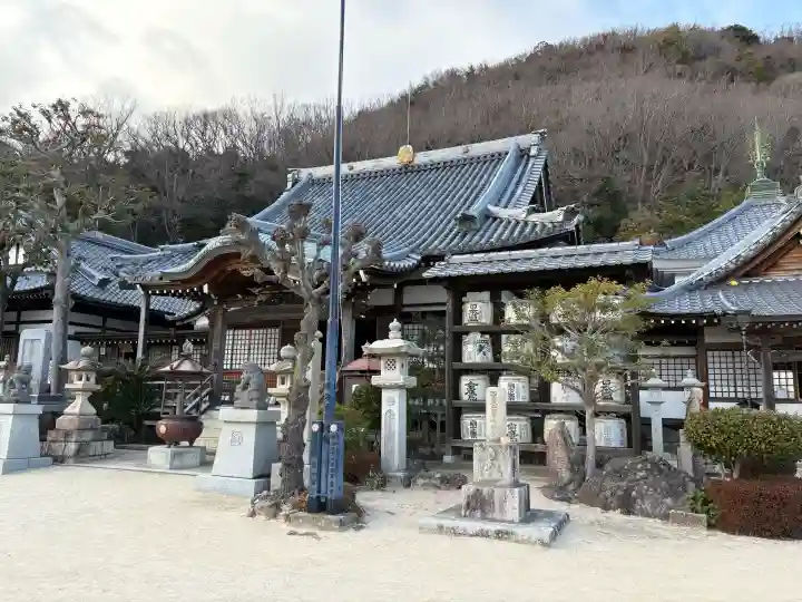神咒寺の{uncategorized: "未分類", other: "その他", undefined: "問題あり", building: "その他建物", grave: "お墓", sacred_gate: "鳥居", guardian: "狛犬", statue: "像", buddha: "仏像", history: "歴史", nature: "自然", garden: "庭園", animal: "動物", pagoda: "塔", temizu: "手水舎", mountain_gate: "山門・神門", sanctuary: "本殿・本堂", subordinate: "末社・摂社", art: "芸術", scenery: "景色", jizo: "地蔵", ema: "絵馬", goshuin: "御朱印", omikuji: "おみくじ", items: "授与品その他", amulet: "お守り", goshuincho: "御朱印帳", eats: "食事", festival: "お祭り", votive_dance: "神楽", shichigosan: "七五三参", wedding: "結婚式", experience: "体験その他", initially: "初詣", around: "周辺", anti_infection: "感染症対策"}