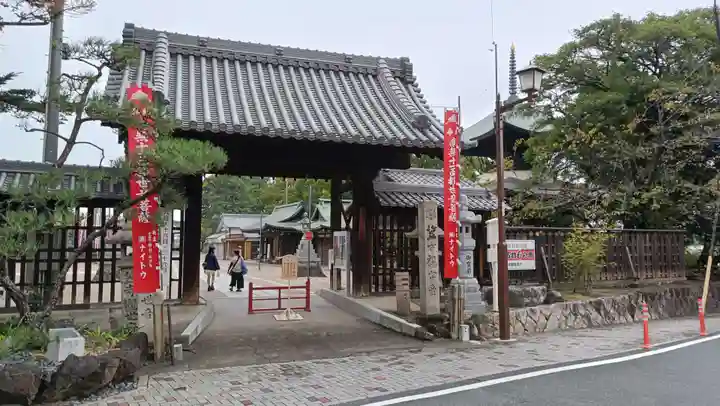 笠覆寺 (笠寺観音)の山門・神門