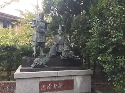 闘鶏神社の像