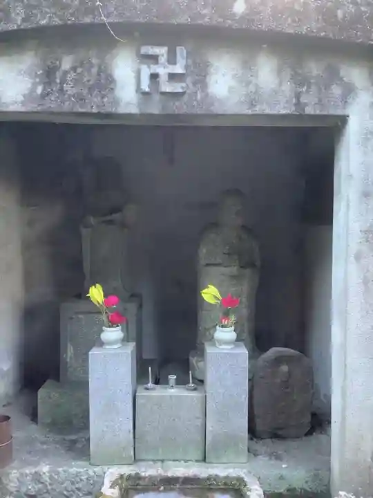 神明・白山社相殿の地蔵