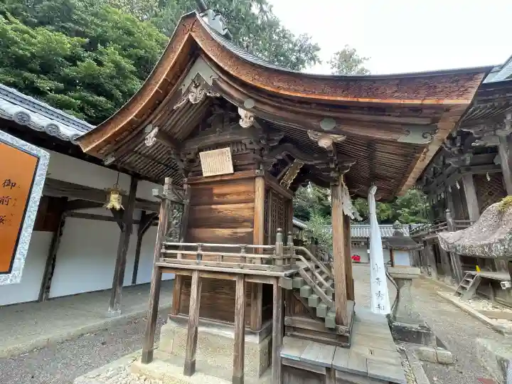 馬見岡綿向神社の{uncategorized: "未分類", other: "その他", undefined: "問題あり", building: "その他建物", grave: "お墓", sacred_gate: "鳥居", guardian: "狛犬", statue: "像", buddha: "仏像", history: "歴史", nature: "自然", garden: "庭園", animal: "動物", pagoda: "塔", temizu: "手水舎", mountain_gate: "山門・神門", sanctuary: "本殿・本堂", subordinate: "末社・摂社", art: "芸術", scenery: "景色", jizo: "地蔵", ema: "絵馬", goshuin: "御朱印", omikuji: "おみくじ", items: "授与品その他", amulet: "お守り", goshuincho: "御朱印帳", eats: "食事", festival: "お祭り", votive_dance: "神楽", shichigosan: "七五三参", wedding: "結婚式", experience: "体験その他", initially: "初詣", around: "周辺", anti_infection: "感染症対策"}