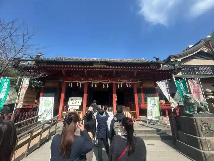 浅草神社の{uncategorized: "未分類", other: "その他", undefined: "問題あり", building: "その他建物", grave: "お墓", sacred_gate: "鳥居", guardian: "狛犬", statue: "像", buddha: "仏像", history: "歴史", nature: "自然", garden: "庭園", animal: "動物", pagoda: "塔", temizu: "手水舎", mountain_gate: "山門・神門", sanctuary: "本殿・本堂", subordinate: "末社・摂社", art: "芸術", scenery: "景色", jizo: "地蔵", ema: "絵馬", goshuin: "御朱印", omikuji: "おみくじ", items: "授与品その他", amulet: "お守り", goshuincho: "御朱印帳", eats: "食事", festival: "お祭り", votive_dance: "神楽", shichigosan: "七五三参", wedding: "結婚式", experience: "体験その他", initially: "初詣", around: "周辺", anti_infection: "感染症対策"}