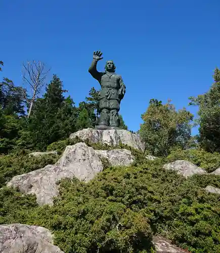 三峯神社の像