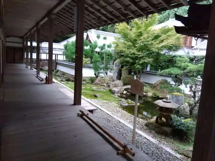 西教寺の庭園
