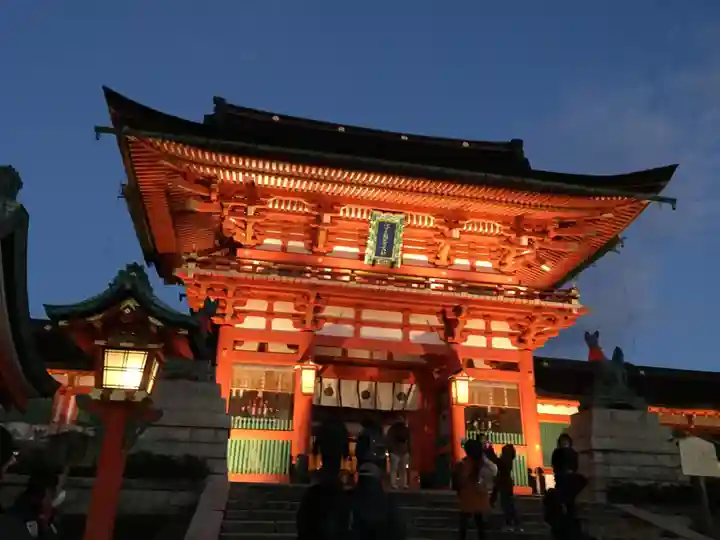 伏見稲荷大社の山門・神門