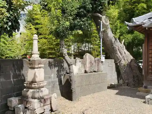 八ツ橋稲荷神社の塔