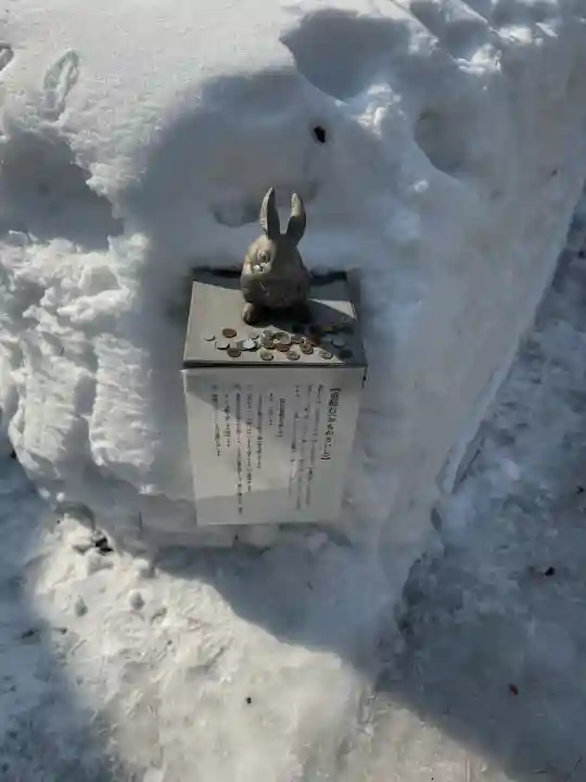 彌彦神社 (伊夜日子神社)の{uncategorized: "未分類", other: "その他", undefined: "問題あり", building: "その他建物", grave: "お墓", sacred_gate: "鳥居", guardian: "狛犬", statue: "像", buddha: "仏像", history: "歴史", nature: "自然", garden: "庭園", animal: "動物", pagoda: "塔", temizu: "手水舎", mountain_gate: "山門・神門", sanctuary: "本殿・本堂", subordinate: "末社・摂社", art: "芸術", scenery: "景色", jizo: "地蔵", ema: "絵馬", goshuin: "御朱印", omikuji: "おみくじ", items: "授与品その他", amulet: "お守り", goshuincho: "御朱印帳", eats: "食事", festival: "お祭り", votive_dance: "神楽", shichigosan: "七五三参", wedding: "結婚式", experience: "体験その他", initially: "初詣", around: "周辺", anti_infection: "感染症対策"}