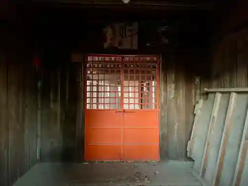 楢姫稲荷神社の{uncategorized: "未分類", other: "その他", undefined: "問題あり", building: "その他建物", grave: "お墓", sacred_gate: "鳥居", guardian: "狛犬", statue: "像", buddha: "仏像", history: "歴史", nature: "自然", garden: "庭園", animal: "動物", pagoda: "塔", temizu: "手水舎", mountain_gate: "山門・神門", sanctuary: "本殿・本堂", subordinate: "末社・摂社", art: "芸術", scenery: "景色", jizo: "地蔵", ema: "絵馬", goshuin: "御朱印", omikuji: "おみくじ", items: "授与品その他", amulet: "お守り", goshuincho: "御朱印帳", eats: "食事", festival: "お祭り", votive_dance: "神楽", shichigosan: "七五三参", wedding: "結婚式", experience: "体験その他", initially: "初詣", around: "周辺", anti_infection: "感染症対策"}