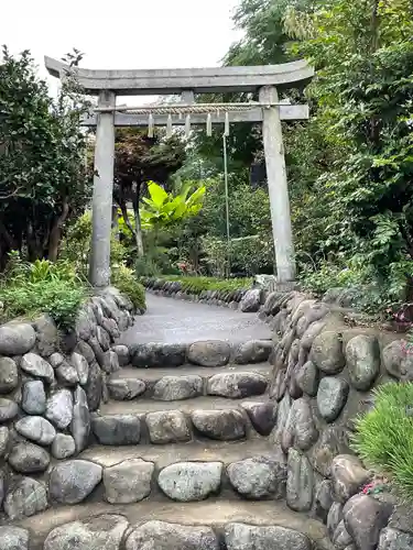 横浜御嶽神社の鳥居