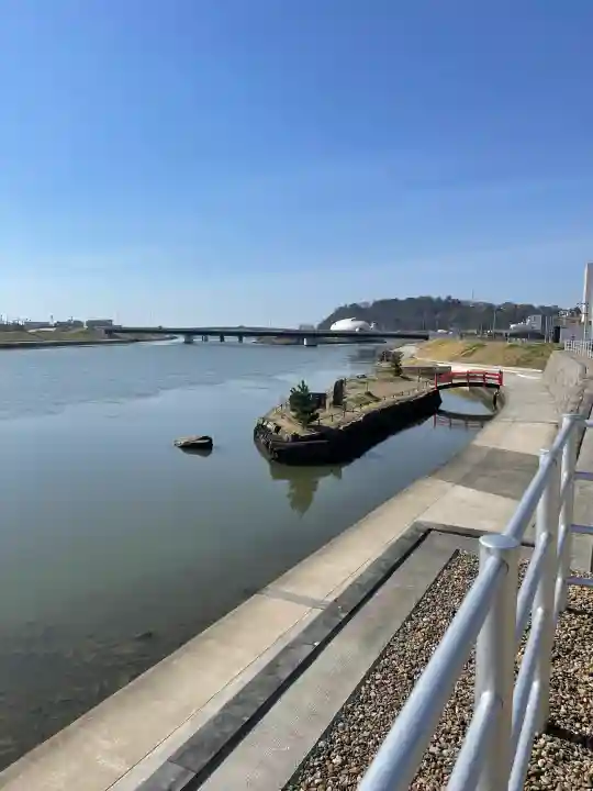 大島神社の{uncategorized: "未分類", other: "その他", undefined: "問題あり", building: "その他建物", grave: "お墓", sacred_gate: "鳥居", guardian: "狛犬", statue: "像", buddha: "仏像", history: "歴史", nature: "自然", garden: "庭園", animal: "動物", pagoda: "塔", temizu: "手水舎", mountain_gate: "山門・神門", sanctuary: "本殿・本堂", subordinate: "末社・摂社", art: "芸術", scenery: "景色", jizo: "地蔵", ema: "絵馬", goshuin: "御朱印", omikuji: "おみくじ", items: "授与品その他", amulet: "お守り", goshuincho: "御朱印帳", eats: "食事", festival: "お祭り", votive_dance: "神楽", shichigosan: "七五三参", wedding: "結婚式", experience: "体験その他", initially: "初詣", around: "周辺", anti_infection: "感染症対策"}