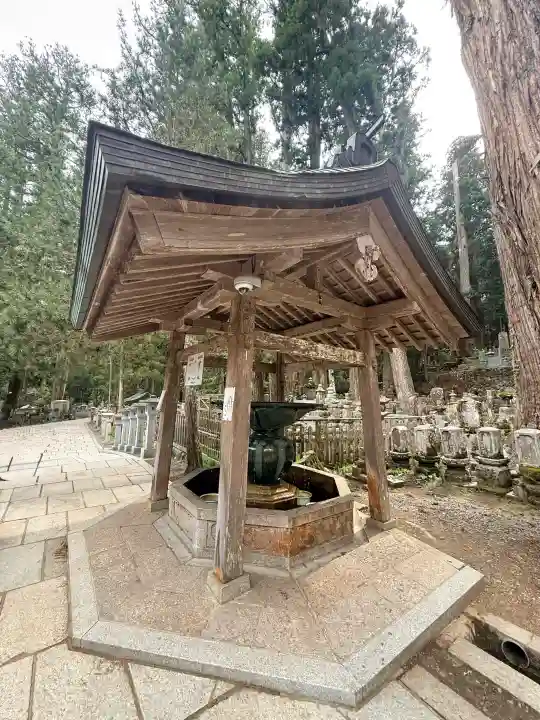 高野山金剛峯寺奥の院の{uncategorized: "未分類", other: "その他", undefined: "問題あり", building: "その他建物", grave: "お墓", sacred_gate: "鳥居", guardian: "狛犬", statue: "像", buddha: "仏像", history: "歴史", nature: "自然", garden: "庭園", animal: "動物", pagoda: "塔", temizu: "手水舎", mountain_gate: "山門・神門", sanctuary: "本殿・本堂", subordinate: "末社・摂社", art: "芸術", scenery: "景色", jizo: "地蔵", ema: "絵馬", goshuin: "御朱印", omikuji: "おみくじ", items: "授与品その他", amulet: "お守り", goshuincho: "御朱印帳", eats: "食事", festival: "お祭り", votive_dance: "神楽", shichigosan: "七五三参", wedding: "結婚式", experience: "体験その他", initially: "初詣", around: "周辺", anti_infection: "感染症対策"}