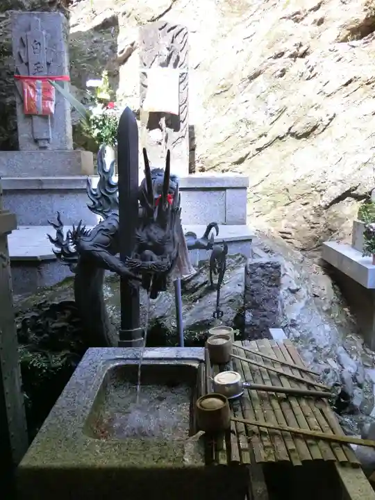 脳天大神龍王院の手水舎
