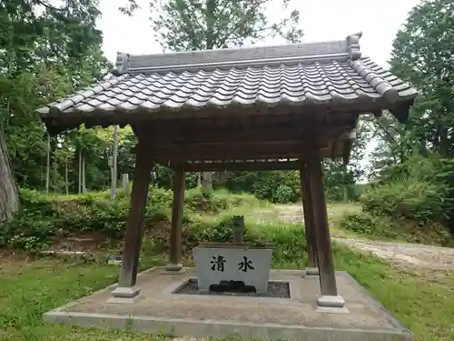 神明社の手水舎