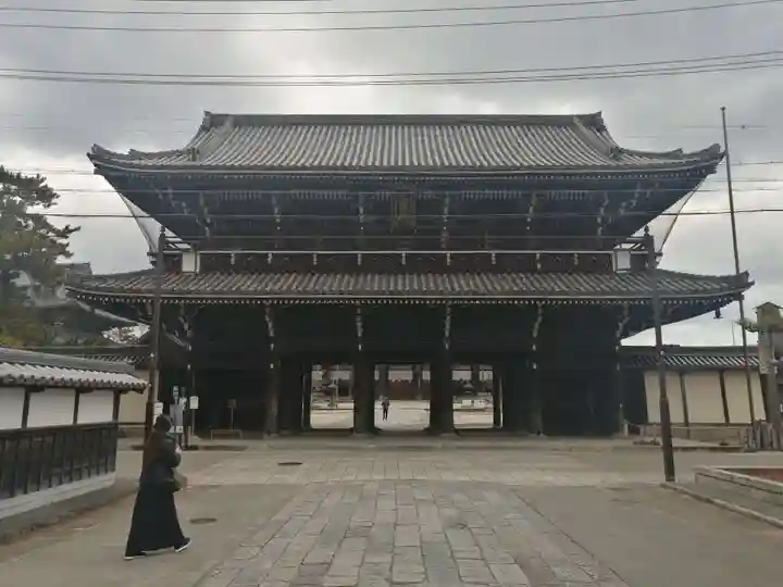 本山専修寺の山門・神門