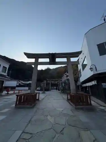 美保神社の{uncategorized: "未分類", other: "その他", undefined: "問題あり", building: "その他建物", grave: "お墓", sacred_gate: "鳥居", guardian: "狛犬", statue: "像", buddha: "仏像", history: "歴史", nature: "自然", garden: "庭園", animal: "動物", pagoda: "塔", temizu: "手水舎", mountain_gate: "山門・神門", sanctuary: "本殿・本堂", subordinate: "末社・摂社", art: "芸術", scenery: "景色", jizo: "地蔵", ema: "絵馬", goshuin: "御朱印", omikuji: "おみくじ", items: "授与品その他", amulet: "お守り", goshuincho: "御朱印帳", eats: "食事", festival: "お祭り", votive_dance: "神楽", shichigosan: "七五三参", wedding: "結婚式", experience: "体験その他", initially: "初詣", around: "周辺", anti_infection: "感染症対策"}