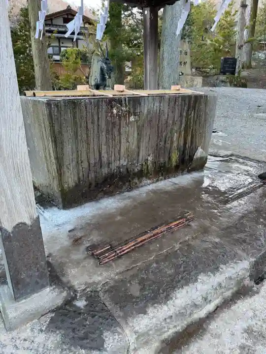 諏訪大社上社前宮の{uncategorized: "未分類", other: "その他", undefined: "問題あり", building: "その他建物", grave: "お墓", sacred_gate: "鳥居", guardian: "狛犬", statue: "像", buddha: "仏像", history: "歴史", nature: "自然", garden: "庭園", animal: "動物", pagoda: "塔", temizu: "手水舎", mountain_gate: "山門・神門", sanctuary: "本殿・本堂", subordinate: "末社・摂社", art: "芸術", scenery: "景色", jizo: "地蔵", ema: "絵馬", goshuin: "御朱印", omikuji: "おみくじ", items: "授与品その他", amulet: "お守り", goshuincho: "御朱印帳", eats: "食事", festival: "お祭り", votive_dance: "神楽", shichigosan: "七五三参", wedding: "結婚式", experience: "体験その他", initially: "初詣", around: "周辺", anti_infection: "感染症対策"}