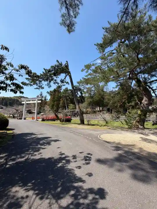 熊野大社の{uncategorized: "未分類", other: "その他", undefined: "問題あり", building: "その他建物", grave: "お墓", sacred_gate: "鳥居", guardian: "狛犬", statue: "像", buddha: "仏像", history: "歴史", nature: "自然", garden: "庭園", animal: "動物", pagoda: "塔", temizu: "手水舎", mountain_gate: "山門・神門", sanctuary: "本殿・本堂", subordinate: "末社・摂社", art: "芸術", scenery: "景色", jizo: "地蔵", ema: "絵馬", goshuin: "御朱印", omikuji: "おみくじ", items: "授与品その他", amulet: "お守り", goshuincho: "御朱印帳", eats: "食事", festival: "お祭り", votive_dance: "神楽", shichigosan: "七五三参", wedding: "結婚式", experience: "体験その他", initially: "初詣", around: "周辺", anti_infection: "感染症対策"}