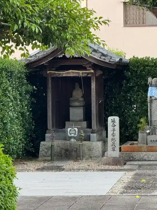 聖徳寺の{uncategorized: "未分類", other: "その他", undefined: "問題あり", building: "その他建物", grave: "お墓", sacred_gate: "鳥居", guardian: "狛犬", statue: "像", buddha: "仏像", history: "歴史", nature: "自然", garden: "庭園", animal: "動物", pagoda: "塔", temizu: "手水舎", mountain_gate: "山門・神門", sanctuary: "本殿・本堂", subordinate: "末社・摂社", art: "芸術", scenery: "景色", jizo: "地蔵", ema: "絵馬", goshuin: "御朱印", omikuji: "おみくじ", items: "授与品その他", amulet: "お守り", goshuincho: "御朱印帳", eats: "食事", festival: "お祭り", votive_dance: "神楽", shichigosan: "七五三参", wedding: "結婚式", experience: "体験その他", initially: "初詣", around: "周辺", anti_infection: "感染症対策"}