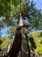 丹生神社(丹生川上神社中社摂社)の{uncategorized: "未分類", other: "その他", undefined: "問題あり", building: "その他建物", grave: "お墓", sacred_gate: "鳥居", guardian: "狛犬", statue: "像", buddha: "仏像", history: "歴史", nature: "自然", garden: "庭園", animal: "動物", pagoda: "塔", temizu: "手水舎", mountain_gate: "山門・神門", sanctuary: "本殿・本堂", subordinate: "末社・摂社", art: "芸術", scenery: "景色", jizo: "地蔵", ema: "絵馬", goshuin: "御朱印", omikuji: "おみくじ", items: "授与品その他", amulet: "お守り", goshuincho: "御朱印帳", eats: "食事", festival: "お祭り", votive_dance: "神楽", shichigosan: "七五三参", wedding: "結婚式", experience: "体験その他", initially: "初詣", around: "周辺", anti_infection: "感染症対策"}