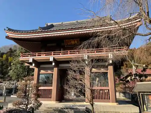 蓮華院寳生寺の山門