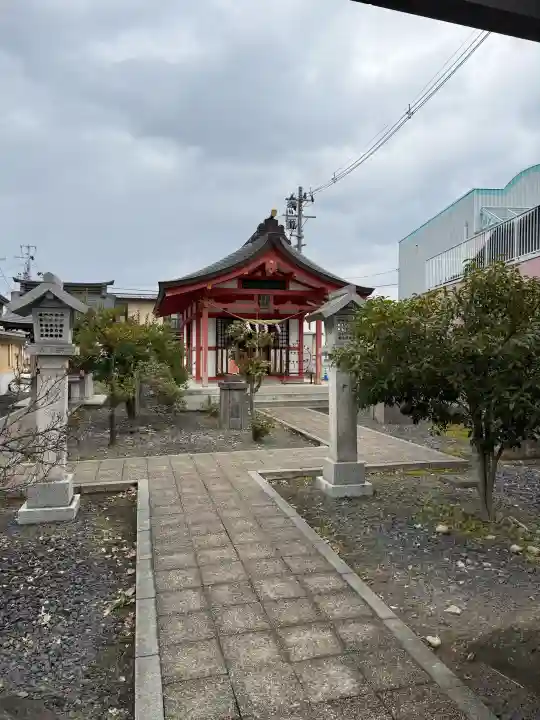 諏訪神社の{uncategorized: "未分類", other: "その他", undefined: "問題あり", building: "その他建物", grave: "お墓", sacred_gate: "鳥居", guardian: "狛犬", statue: "像", buddha: "仏像", history: "歴史", nature: "自然", garden: "庭園", animal: "動物", pagoda: "塔", temizu: "手水舎", mountain_gate: "山門・神門", sanctuary: "本殿・本堂", subordinate: "末社・摂社", art: "芸術", scenery: "景色", jizo: "地蔵", ema: "絵馬", goshuin: "御朱印", omikuji: "おみくじ", items: "授与品その他", amulet: "お守り", goshuincho: "御朱印帳", eats: "食事", festival: "お祭り", votive_dance: "神楽", shichigosan: "七五三参", wedding: "結婚式", experience: "体験その他", initially: "初詣", around: "周辺", anti_infection: "感染症対策"}