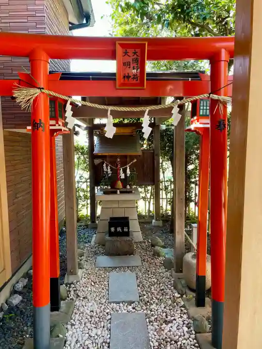 大岡稲荷神社の{uncategorized: "未分類", other: "その他", undefined: "問題あり", building: "その他建物", grave: "お墓", sacred_gate: "鳥居", guardian: "狛犬", statue: "像", buddha: "仏像", history: "歴史", nature: "自然", garden: "庭園", animal: "動物", pagoda: "塔", temizu: "手水舎", mountain_gate: "山門・神門", sanctuary: "本殿・本堂", subordinate: "末社・摂社", art: "芸術", scenery: "景色", jizo: "地蔵", ema: "絵馬", goshuin: "御朱印", omikuji: "おみくじ", items: "授与品その他", amulet: "お守り", goshuincho: "御朱印帳", eats: "食事", festival: "お祭り", votive_dance: "神楽", shichigosan: "七五三参", wedding: "結婚式", experience: "体験その他", initially: "初詣", around: "周辺", anti_infection: "感染症対策"}