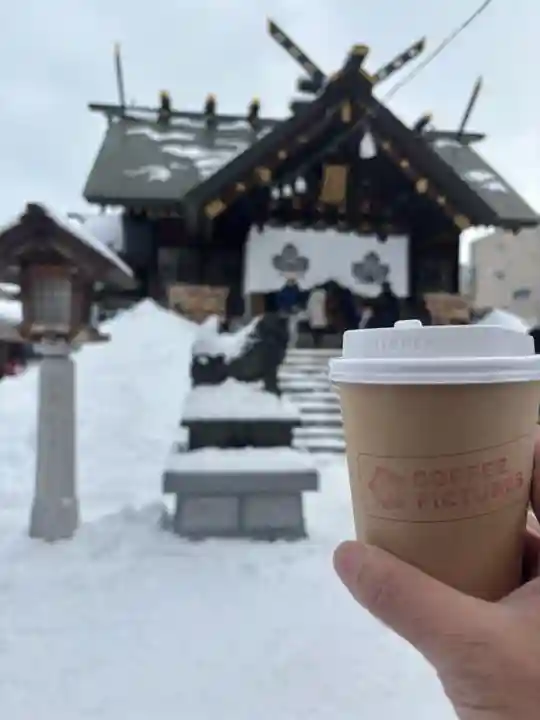 札幌諏訪神社の{uncategorized: "未分類", other: "その他", undefined: "問題あり", building: "その他建物", grave: "お墓", sacred_gate: "鳥居", guardian: "狛犬", statue: "像", buddha: "仏像", history: "歴史", nature: "自然", garden: "庭園", animal: "動物", pagoda: "塔", temizu: "手水舎", mountain_gate: "山門・神門", sanctuary: "本殿・本堂", subordinate: "末社・摂社", art: "芸術", scenery: "景色", jizo: "地蔵", ema: "絵馬", goshuin: "御朱印", omikuji: "おみくじ", items: "授与品その他", amulet: "お守り", goshuincho: "御朱印帳", eats: "食事", festival: "お祭り", votive_dance: "神楽", shichigosan: "七五三参", wedding: "結婚式", experience: "体験その他", initially: "初詣", around: "周辺", anti_infection: "感染症対策"}