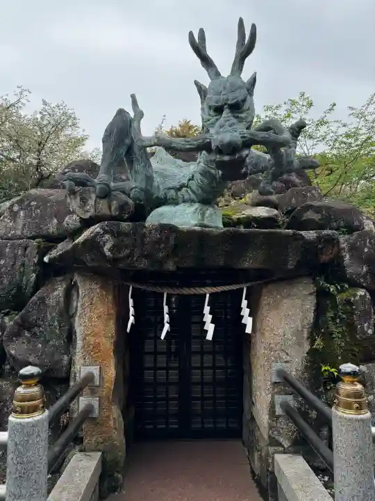 龍宮(江島神社)の{uncategorized: "未分類", other: "その他", undefined: "問題あり", building: "その他建物", grave: "お墓", sacred_gate: "鳥居", guardian: "狛犬", statue: "像", buddha: "仏像", history: "歴史", nature: "自然", garden: "庭園", animal: "動物", pagoda: "塔", temizu: "手水舎", mountain_gate: "山門・神門", sanctuary: "本殿・本堂", subordinate: "末社・摂社", art: "芸術", scenery: "景色", jizo: "地蔵", ema: "絵馬", goshuin: "御朱印", omikuji: "おみくじ", items: "授与品その他", amulet: "お守り", goshuincho: "御朱印帳", eats: "食事", festival: "お祭り", votive_dance: "神楽", shichigosan: "七五三参", wedding: "結婚式", experience: "体験その他", initially: "初詣", around: "周辺", anti_infection: "感染症対策"}