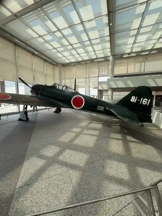 靖國神社の{uncategorized: "未分類", other: "その他", undefined: "問題あり", building: "その他建物", grave: "お墓", sacred_gate: "鳥居", guardian: "狛犬", statue: "像", buddha: "仏像", history: "歴史", nature: "自然", garden: "庭園", animal: "動物", pagoda: "塔", temizu: "手水舎", mountain_gate: "山門・神門", sanctuary: "本殿・本堂", subordinate: "末社・摂社", art: "芸術", scenery: "景色", jizo: "地蔵", ema: "絵馬", goshuin: "御朱印", omikuji: "おみくじ", items: "授与品その他", amulet: "お守り", goshuincho: "御朱印帳", eats: "食事", festival: "お祭り", votive_dance: "神楽", shichigosan: "七五三参", wedding: "結婚式", experience: "体験その他", initially: "初詣", around: "周辺", anti_infection: "感染症対策"}