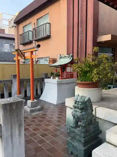 本社三島神社の{uncategorized: "未分類", other: "その他", undefined: "問題あり", building: "その他建物", grave: "お墓", sacred_gate: "鳥居", guardian: "狛犬", statue: "像", buddha: "仏像", history: "歴史", nature: "自然", garden: "庭園", animal: "動物", pagoda: "塔", temizu: "手水舎", mountain_gate: "山門・神門", sanctuary: "本殿・本堂", subordinate: "末社・摂社", art: "芸術", scenery: "景色", jizo: "地蔵", ema: "絵馬", goshuin: "御朱印", omikuji: "おみくじ", items: "授与品その他", amulet: "お守り", goshuincho: "御朱印帳", eats: "食事", festival: "お祭り", votive_dance: "神楽", shichigosan: "七五三参", wedding: "結婚式", experience: "体験その他", initially: "初詣", around: "周辺", anti_infection: "感染症対策"}