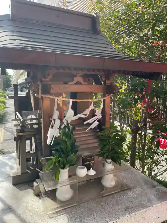 黄金水稲荷(の祠)の{uncategorized: "未分類", other: "その他", undefined: "問題あり", building: "その他建物", grave: "お墓", sacred_gate: "鳥居", guardian: "狛犬", statue: "像", buddha: "仏像", history: "歴史", nature: "自然", garden: "庭園", animal: "動物", pagoda: "塔", temizu: "手水舎", mountain_gate: "山門・神門", sanctuary: "本殿・本堂", subordinate: "末社・摂社", art: "芸術", scenery: "景色", jizo: "地蔵", ema: "絵馬", goshuin: "御朱印", omikuji: "おみくじ", items: "授与品その他", amulet: "お守り", goshuincho: "御朱印帳", eats: "食事", festival: "お祭り", votive_dance: "神楽", shichigosan: "七五三参", wedding: "結婚式", experience: "体験その他", initially: "初詣", around: "周辺", anti_infection: "感染症対策"}