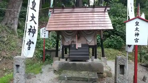 梨郷神社の末社