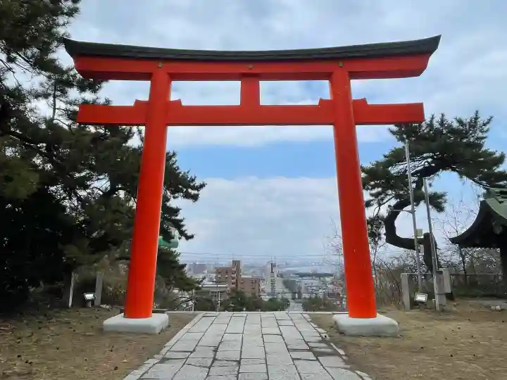 函館護國神社の{uncategorized: "未分類", other: "その他", undefined: "問題あり", building: "その他建物", grave: "お墓", sacred_gate: "鳥居", guardian: "狛犬", statue: "像", buddha: "仏像", history: "歴史", nature: "自然", garden: "庭園", animal: "動物", pagoda: "塔", temizu: "手水舎", mountain_gate: "山門・神門", sanctuary: "本殿・本堂", subordinate: "末社・摂社", art: "芸術", scenery: "景色", jizo: "地蔵", ema: "絵馬", goshuin: "御朱印", omikuji: "おみくじ", items: "授与品その他", amulet: "お守り", goshuincho: "御朱印帳", eats: "食事", festival: "お祭り", votive_dance: "神楽", shichigosan: "七五三参", wedding: "結婚式", experience: "体験その他", initially: "初詣", around: "周辺", anti_infection: "感染症対策"}