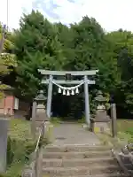 諏訪神社の{uncategorized: "未分類", other: "その他", undefined: "問題あり", building: "その他建物", grave: "お墓", sacred_gate: "鳥居", guardian: "狛犬", statue: "像", buddha: "仏像", history: "歴史", nature: "自然", garden: "庭園", animal: "動物", pagoda: "塔", temizu: "手水舎", mountain_gate: "山門・神門", sanctuary: "本殿・本堂", subordinate: "末社・摂社", art: "芸術", scenery: "景色", jizo: "地蔵", ema: "絵馬", goshuin: "御朱印", omikuji: "おみくじ", items: "授与品その他", amulet: "お守り", goshuincho: "御朱印帳", eats: "食事", festival: "お祭り", votive_dance: "神楽", shichigosan: "七五三参", wedding: "結婚式", experience: "体験その他", initially: "初詣", around: "周辺", anti_infection: "感染症対策"}