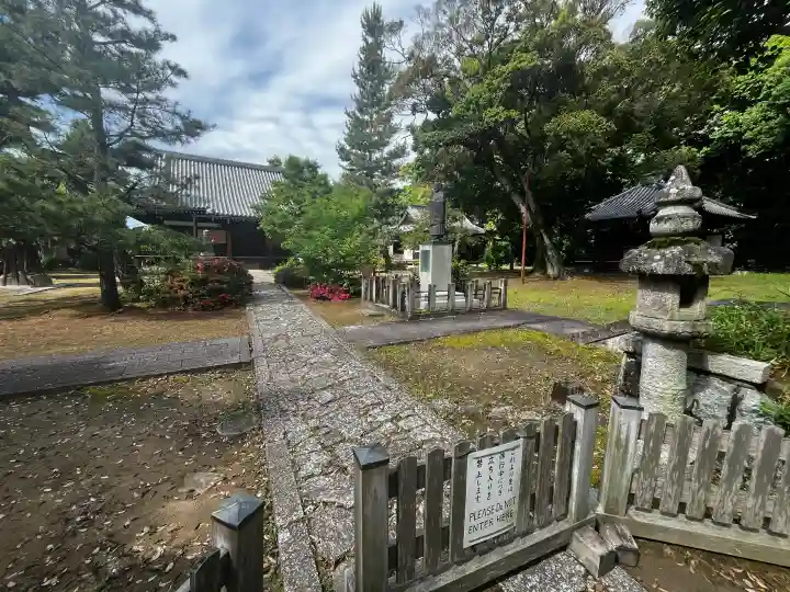 智積院の{uncategorized: "未分類", other: "その他", undefined: "問題あり", building: "その他建物", grave: "お墓", sacred_gate: "鳥居", guardian: "狛犬", statue: "像", buddha: "仏像", history: "歴史", nature: "自然", garden: "庭園", animal: "動物", pagoda: "塔", temizu: "手水舎", mountain_gate: "山門・神門", sanctuary: "本殿・本堂", subordinate: "末社・摂社", art: "芸術", scenery: "景色", jizo: "地蔵", ema: "絵馬", goshuin: "御朱印", omikuji: "おみくじ", items: "授与品その他", amulet: "お守り", goshuincho: "御朱印帳", eats: "食事", festival: "お祭り", votive_dance: "神楽", shichigosan: "七五三参", wedding: "結婚式", experience: "体験その他", initially: "初詣", around: "周辺", anti_infection: "感染症対策"}