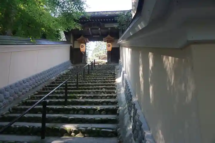 目の霊山 油山寺の山門・神門