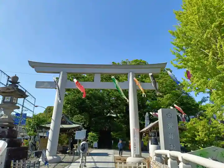 白旗神社の{uncategorized: "未分類", other: "その他", undefined: "問題あり", building: "その他建物", grave: "お墓", sacred_gate: "鳥居", guardian: "狛犬", statue: "像", buddha: "仏像", history: "歴史", nature: "自然", garden: "庭園", animal: "動物", pagoda: "塔", temizu: "手水舎", mountain_gate: "山門・神門", sanctuary: "本殿・本堂", subordinate: "末社・摂社", art: "芸術", scenery: "景色", jizo: "地蔵", ema: "絵馬", goshuin: "御朱印", omikuji: "おみくじ", items: "授与品その他", amulet: "お守り", goshuincho: "御朱印帳", eats: "食事", festival: "お祭り", votive_dance: "神楽", shichigosan: "七五三参", wedding: "結婚式", experience: "体験その他", initially: "初詣", around: "周辺", anti_infection: "感染症対策"}